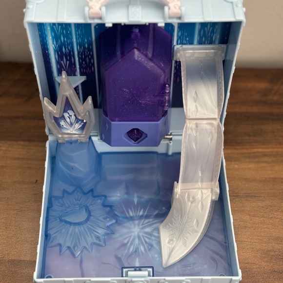 Disney FROZEN 2 Portable Pop Up Ahtohallan Playset 2 ELSA toy figures & horse - Picture 6 of 10